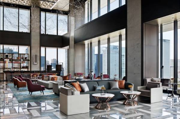 メズム東京で味わう、贅沢に旬の桃を五感で楽しめる「レイヤード‧パフェ」の新作が登場