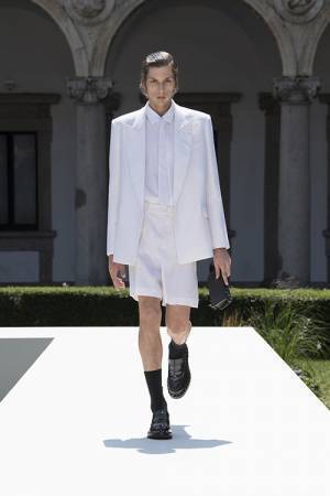 【ルック】メゾン ヴァレンティノがミラノで 2024年春夏メンズウエアコレクションを発表