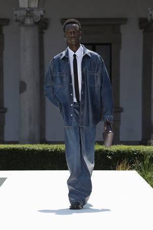 【ルック】メゾン ヴァレンティノがミラノで 2024年春夏メンズウエアコレクションを発表