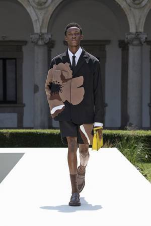 【ルック】メゾン ヴァレンティノがミラノで 2024年春夏メンズウエアコレクションを発表