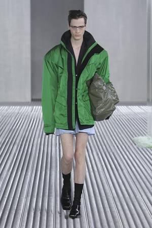 【ルック】プラダが2024年春夏メンズファッションショーをミラノで開催