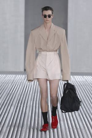 【ルック】プラダが2024年春夏メンズファッションショーをミラノで開催