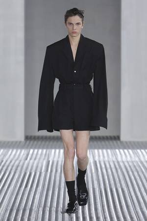 【ルック】プラダが2024年春夏メンズファッションショーをミラノで開催
