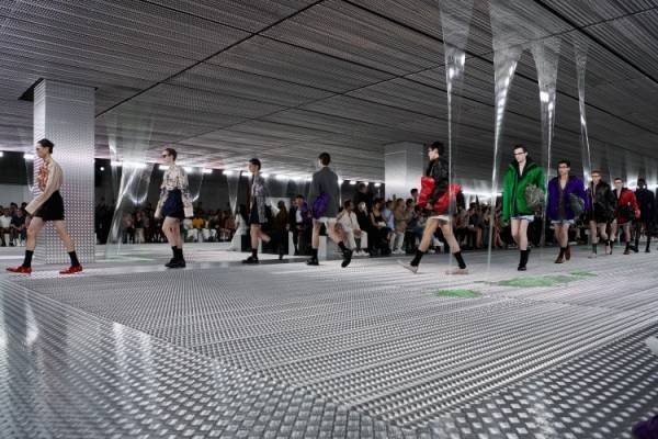 【ルック】プラダが2024年春夏メンズファッションショーをミラノで開催