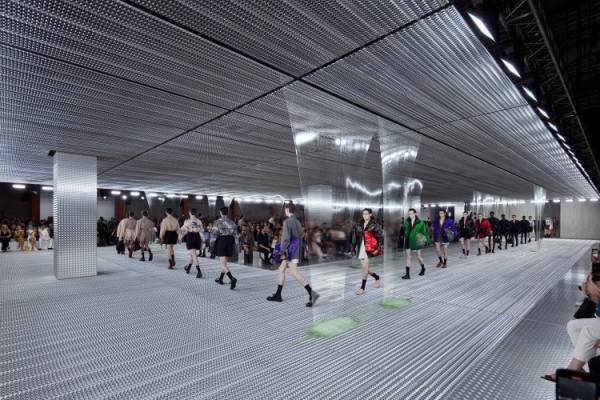 【ルック】プラダが2024年春夏メンズファッションショーをミラノで開催