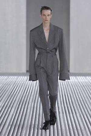 【ルック】プラダが2024年春夏メンズファッションショーをミラノで開催