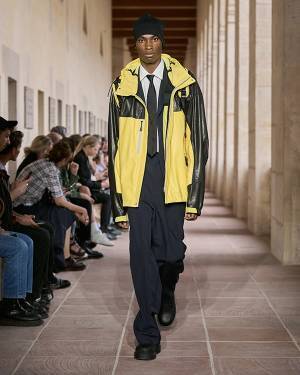 【ルック】ジバンシィが2024年サマー メンズ コレクションをパリで発表