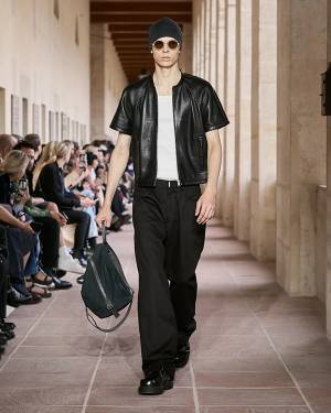 【ルック】ジバンシィが2024年サマー メンズ コレクションをパリで発表