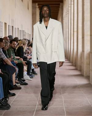 【ルック】ジバンシィが2024年サマー メンズ コレクションをパリで発表