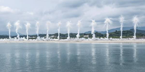 現代美術家、蔡國強による花火のプロジェクト「白天花火《満天の桜が咲く日》」を実現