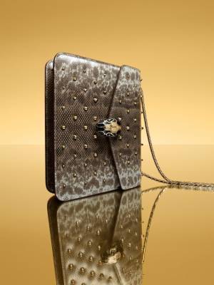 プレシャスな宝石の輝きを唯一無二のクラフツマンシップで表現。ブルガリ 2023 年秋冬アクセサリーコレクションより艶やかなバッグが登場