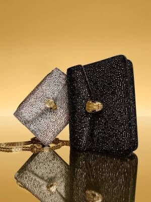 プレシャスな宝石の輝きを唯一無二のクラフツマンシップで表現。ブルガリ 2023 年秋冬アクセサリーコレクションより艶やかなバッグが登場