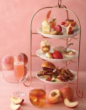 みずみずしい白桃をサクサクのパイ生地で贅沢にサンド。「KIHACHIの白桃パイ」が夏季限定で登場