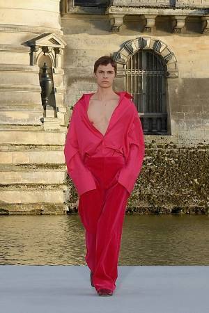 【ルック】ヴァレンティノが2023-24年秋冬オートクチュールコレクションをフランス・シャンティイ城で発表