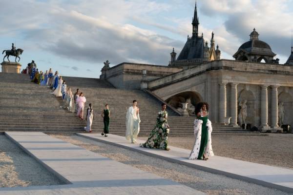 【ルック】ヴァレンティノが2023-24年秋冬オートクチュールコレクションをフランス・シャンティイ城で発表