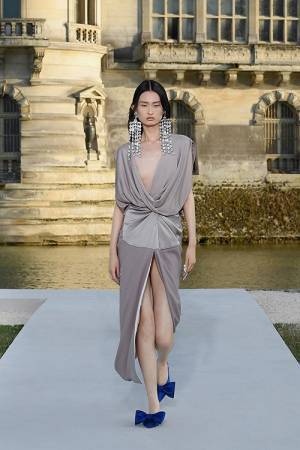 【ルック】ヴァレンティノが2023-24年秋冬オートクチュールコレクションをフランス・シャンティイ城で発表