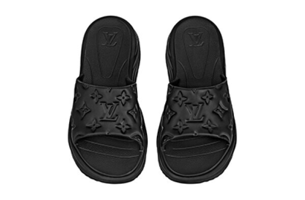 夏にぴったり! モノグラム・パターンをエンボス加工したルイ・ヴィトンの新作サンダル