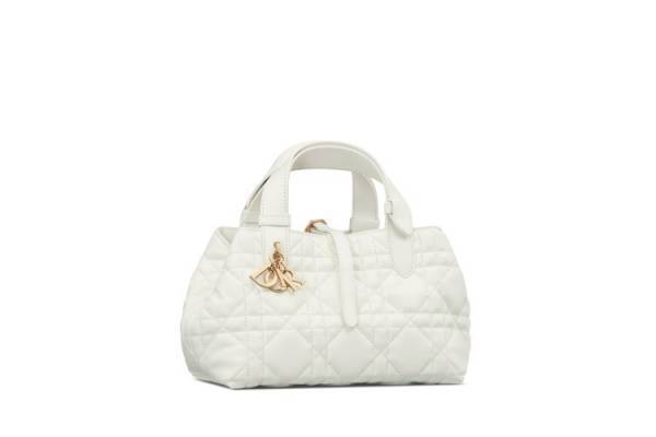 ディオールが誇るレザーアトリエの卓越した技術を体現する「ディオール トゥジュール」バッグ