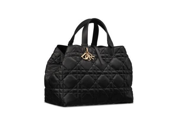 ディオールが誇るレザーアトリエの卓越した技術を体現する「ディオール トゥジュール」バッグ