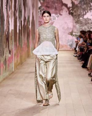 ディオール 2023-2024年秋冬 オートクチュール コレクションを支えた職人技を動画で紹介