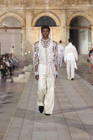 【ルック】ドルチェ&ガッバーナが南イタリア・オストゥーニでアルタ サルトリア コレクション（男性用高級仕立服）を発表