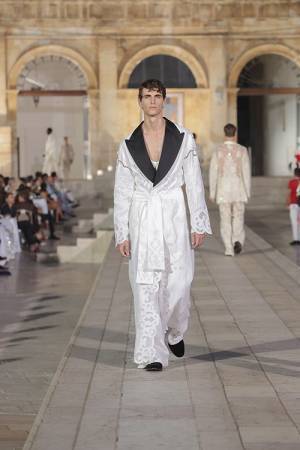 【ルック】ドルチェ&ガッバーナが南イタリア・オストゥーニでアルタ サルトリア コレクション（男性用高級仕立服）を発表