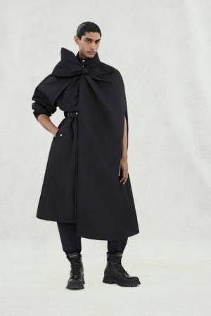 アレキサンダー・マックイーンが2024年メンズ春夏コレクションのルック画像を公開