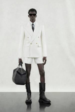 アレキサンダー・マックイーンが2024年メンズ春夏コレクションのルック画像を公開