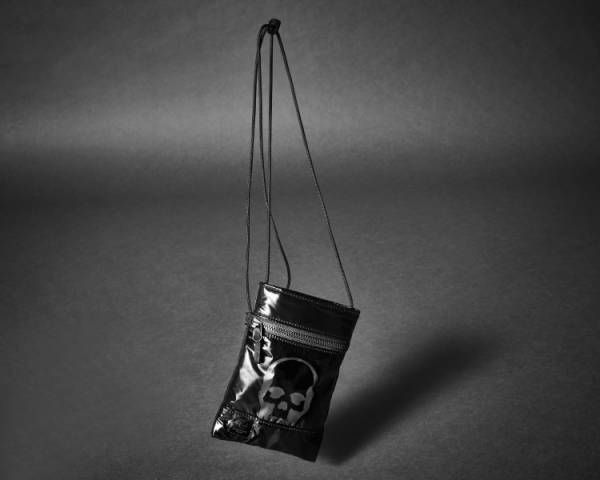 ルシアン ペラフィネとバッグブランド ラミダスがタッグ! 光沢感あるボディにスカルモチーフをマットな質感で配置