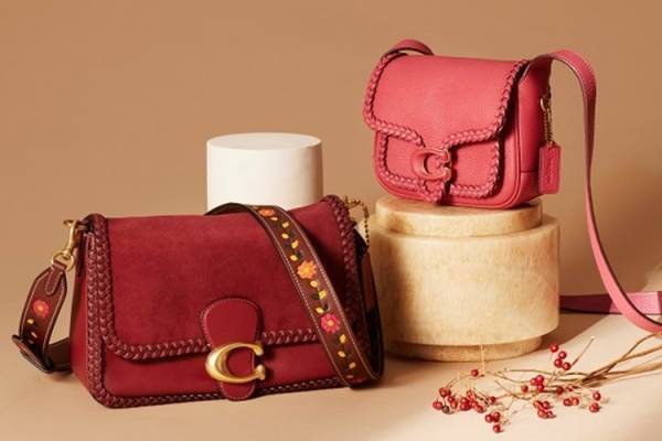 丁寧に編み込まれたレザートリムやストラップ。コーチのクラフトマンシップが漂う新作レザーグッズ