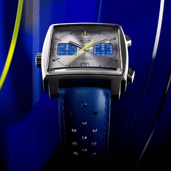 タグホイヤーから角型防水ケースを採用した「モナコ クロノグラフ レーシングブルー」が登場