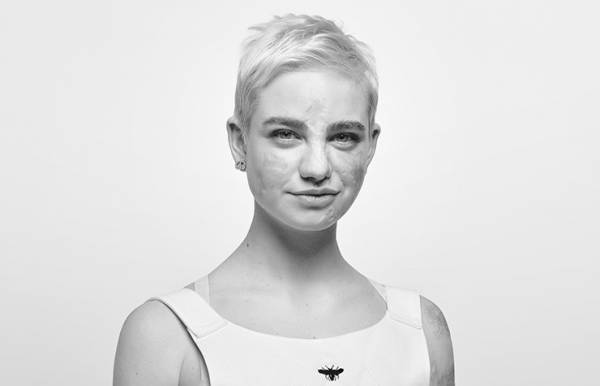 写真家 ブリジット・ラコンブが撮り下ろすディオール「レディ 95.22」キャンペーンシリーズにベアトリーチェ・ヴィオが登場