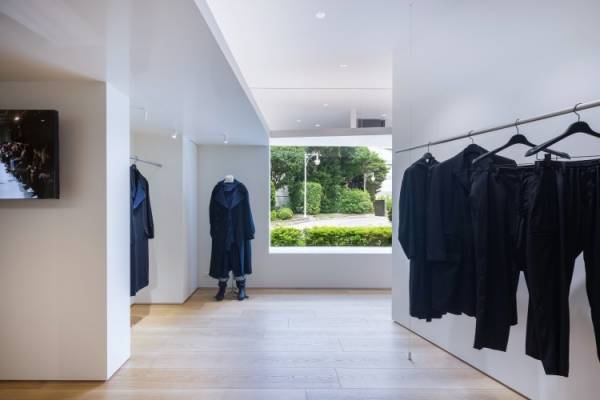 ヨウジヤマモトが台湾初の店舗をオープン。モノクロームの世界観を表現した新店舗に