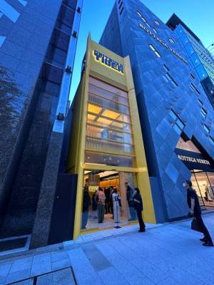 タイガーイエローが銀座に映える、Onitsuka Tigerがイエローコレクションのコンセプトストアを銀座にオープン