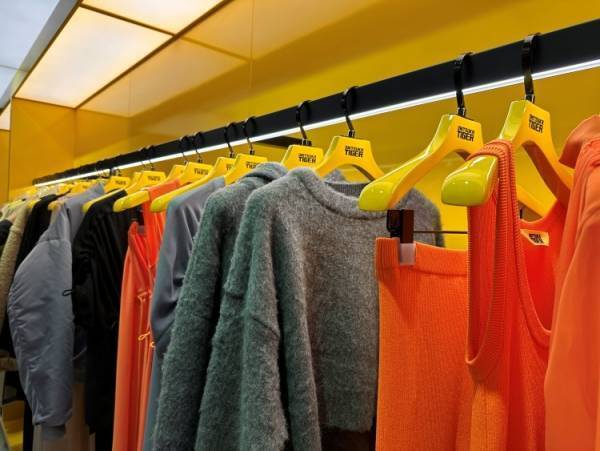 タイガーイエローが銀座に映える、Onitsuka Tigerがイエローコレクションのコンセプトストアを銀座にオープン