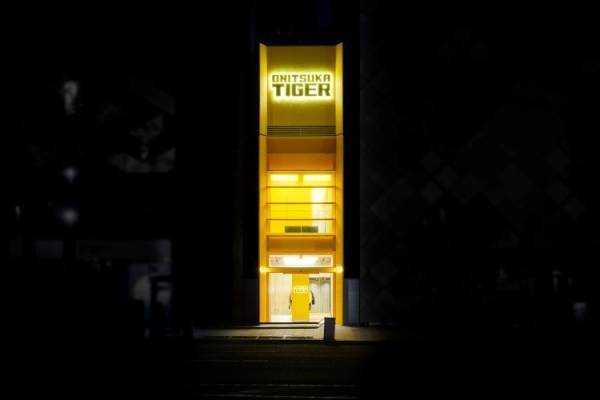 タイガーイエローが銀座に映える、Onitsuka Tigerがイエローコレクションのコンセプトストアを銀座にオープン