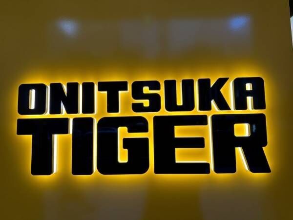 タイガーイエローが銀座に映える、Onitsuka Tigerがイエローコレクションのコンセプトストアを銀座にオープン