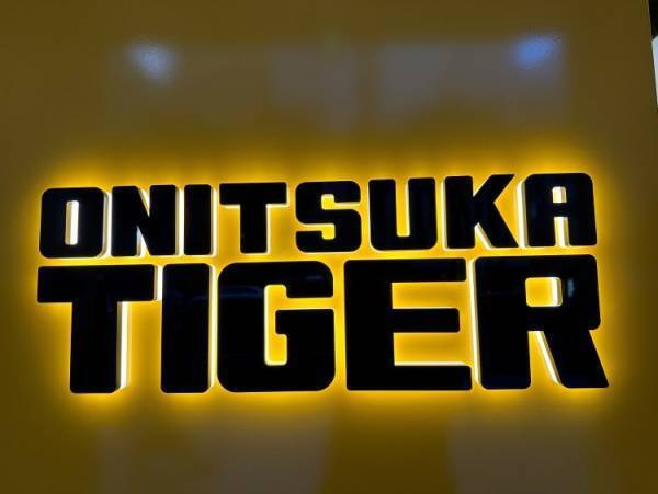タイガーイエローが銀座に映える、Onitsuka Tigerがイエローコレクションのコンセプトストアを銀座にオープン