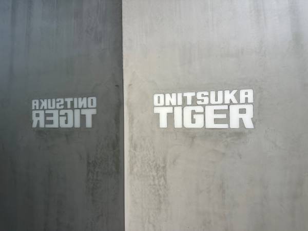 タイガーイエローが銀座に映える、Onitsuka Tigerがイエローコレクションのコンセプトストアを銀座にオープン