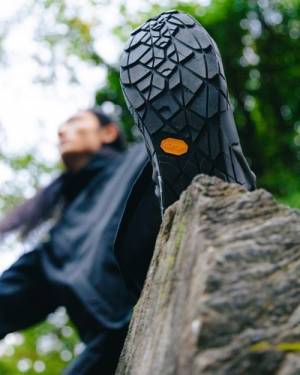 ヴィブラム社が日本伝統の「風呂敷」からインスピレーションを受けて開発した、やさしく包み込むシューズ