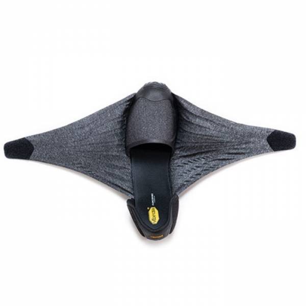 ヴィブラム社が日本伝統の「風呂敷」からインスピレーションを受けて開発した、やさしく包み込むシューズ