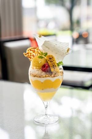 エンポリオ アルマーニ カフェの8月限定パフェは、夏の味覚「とうもろこしとほうじ茶のパフェ」
