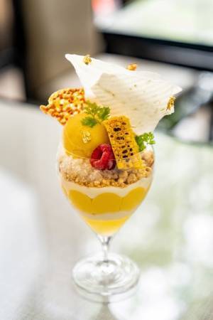エンポリオ アルマーニ カフェの8月限定パフェは、夏の味覚「とうもろこしとほうじ茶のパフェ」