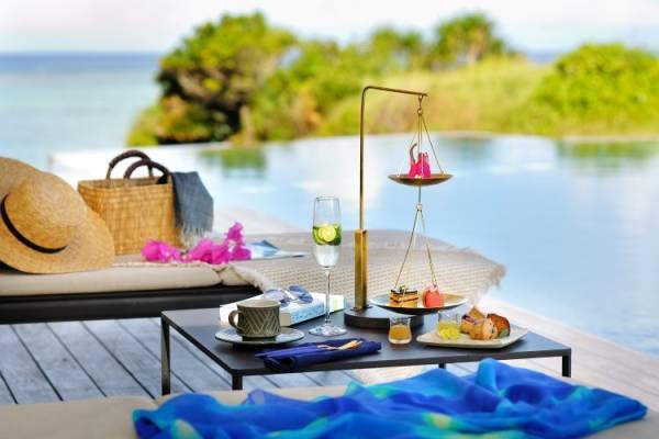 日本一のプールで海を眺めながら味わう、星のや沖縄の「爽秋アフタヌーンティー」