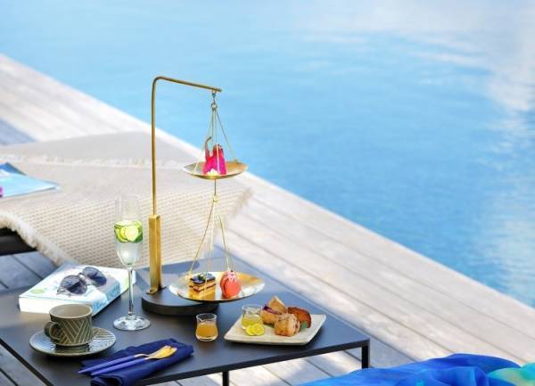 日本一のプールで海を眺めながら味わう、星のや沖縄の「爽秋アフタヌーンティー」