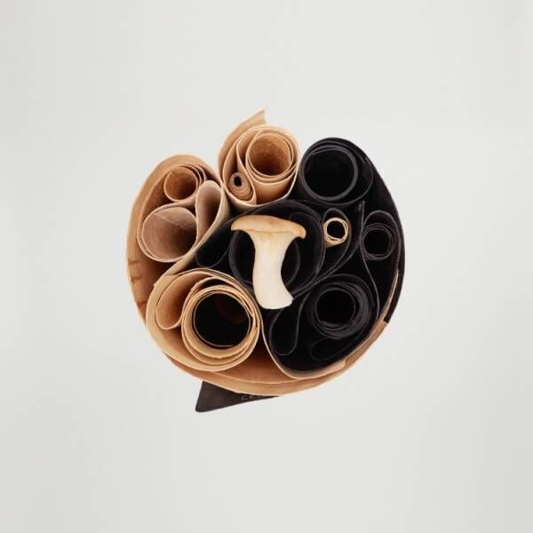 キノコの菌糸体由来の素材を採用した土屋鞄製造所のキノコの形をしたハンドバッグ