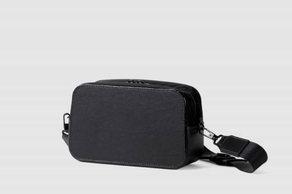 キノコの菌糸体由来の素材を採用した土屋鞄製造所のキノコの形をしたハンドバッグ