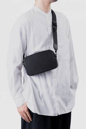 キノコの菌糸体由来の素材を採用した土屋鞄製造所のキノコの形をしたハンドバッグ