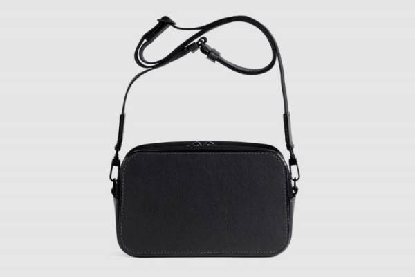 キノコの菌糸体由来の素材を採用した土屋鞄製造所のキノコの形をしたハンドバッグ