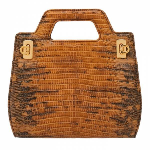 フェラガモが新宿伊勢丹でポップアップを開催。ガラスレザーを使用した「HUG」のダークブラウンカラーが限定アイテムとして登場